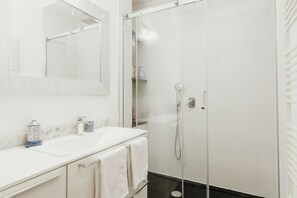 Ducha, secador de pelo, bidet, toallas