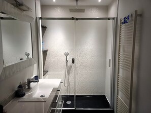 Shower, hair dryer, bidet, towels - Elegant apartment located in the heart of Roman Trieste - FREE GARAGE (Trieste)
