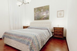 2 habitaciones, escritorio y tabla de planchar con plancha