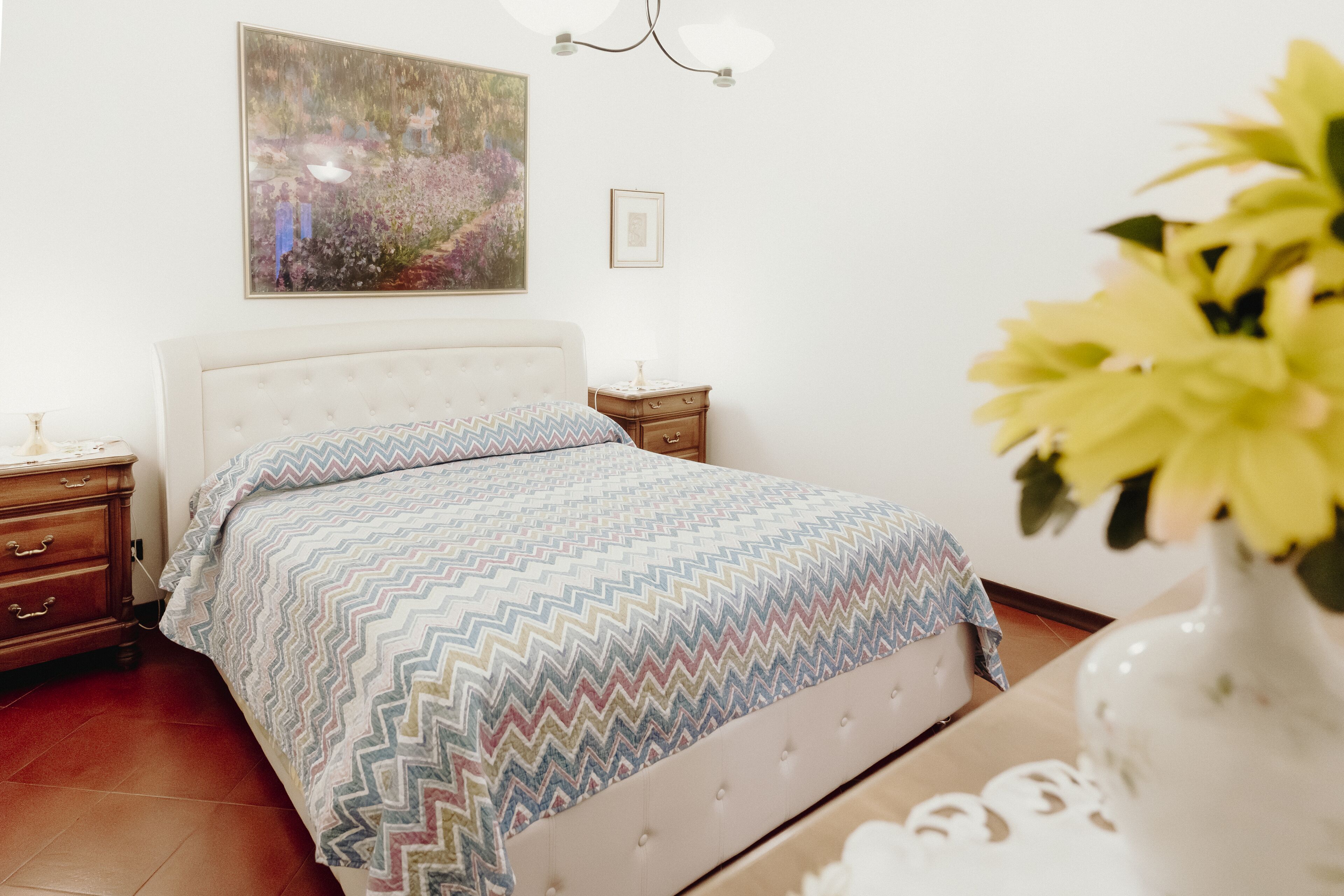 2 habitaciones, escritorio y tabla de planchar con plancha 