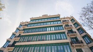 A multi-story building with large windows and balconies. - ART HOUSE CITY CENTRE UNIVERSITAT (BARCELONA)