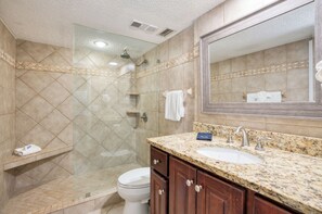 Regadera, toallas, jabón, papel de baño 