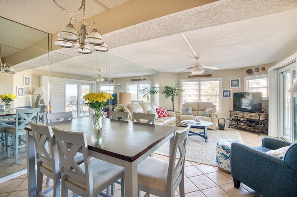 Een televisie, tafelvoetbal, een tafeltennistafel en boeken