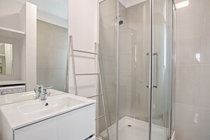 Shower, hair dryer, towels