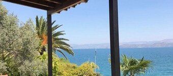 海沿いの美しいヴィラは、文字通りビーチから離れています！