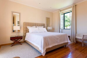 2 Schlafzimmer, Schreibtisch, Bügeleisen/Bügelbrett, Reisekinderbett