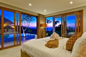 5 bedrooms, in-room safe, desk, iron/ironing board - New 5-star villa near Lovina with breathtaking views of Bali Sea and sunset (Lovina)