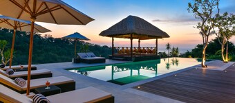 Uusi 5 tähden huvila lähellä Lovinaa, josta on henkeäsalpaavat näkymät Balinmerelle ja auringonlaskuun