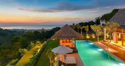 Neue 5-Sterne-Villa in der NĂ€he von Lovina mit atemberaubendem Blick auf das Bali-Meer und den Sonnenuntergang