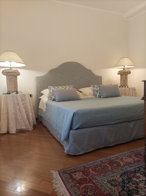 1 bedroom, desk, WiFi, bed sheets