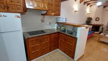 Kühlschrank, Mikrowelle, Wasserkocher mit Kaffee-/Teezubehör, Toaster