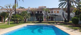 Hus i første etasje med basseng, 250 meter fra stranden og 50 meter fra butikker