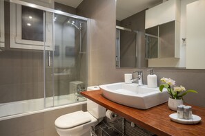 Combined shower/tub, eco-friendly toiletries, hair dryer, bidet