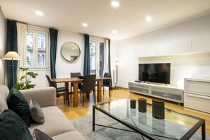 Smart TV - Las Casitas luxury apartment near Diagonal Street/Sarria -Sant Gervassi (Barcelona)