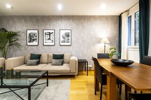 Dining - Las Casitas luxury apartment near Diagonal Street/Sarria -Sant Gervassi (Barcelona)