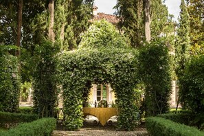 Outdoor dining - Villa Lenka        . (Capannori)