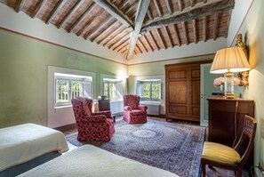 1 bedroom, travel crib, free internet - VILLA LENKA        . (Capannori)