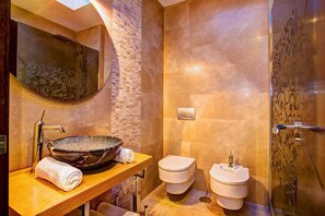 Douche, sèche-cheveux, serviettes fournies