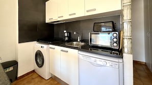 Cafetera y tetera, refrigerador, microondas y horno 