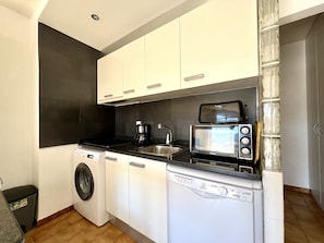 ثلاجة، ميكروويف، فرن، غسالة أطباق