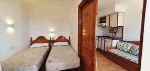 1 camera, ferro/asse da stiro, lenzuola