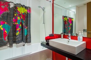 Baignoire, sèche-cheveux, serviettes fournies