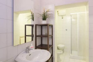 Dusj, hårføner, bidé og håndklær