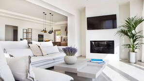 Smart TV, chimenea y impresora 