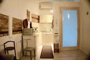 Fridge, microwave, stovetop, coffee/tea maker