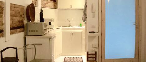 Køleskab, mikrobølgeovn, kogeplade, kaffe-/temaskine