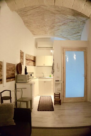 Fridge, microwave, stovetop, coffee/tea maker - Loft Sabbia in Stampace in the heart of Cagliari (Cagliari)