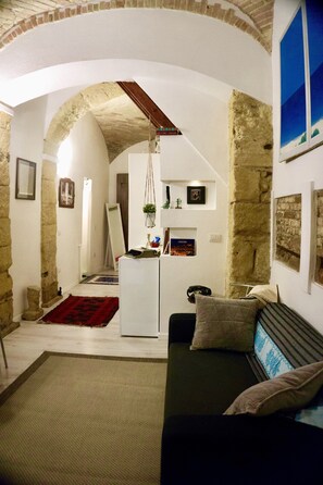 TV, books - Loft Sabbia in Stampace in the heart of Cagliari (Cagliari)