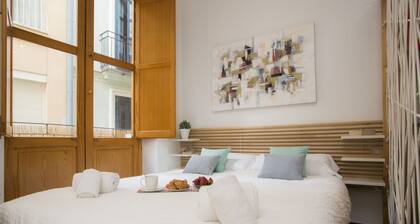 Dieses moderne Studio verfügt über einen herrlichen Balkon. Mit Platz für 2 Personen, komplett ausgestattet und großen Holzfenstern, die die schöne Dekoration ergänzen.Dank der guten Lage dieses schönen Studios können Sie das breite Geschäfts- u