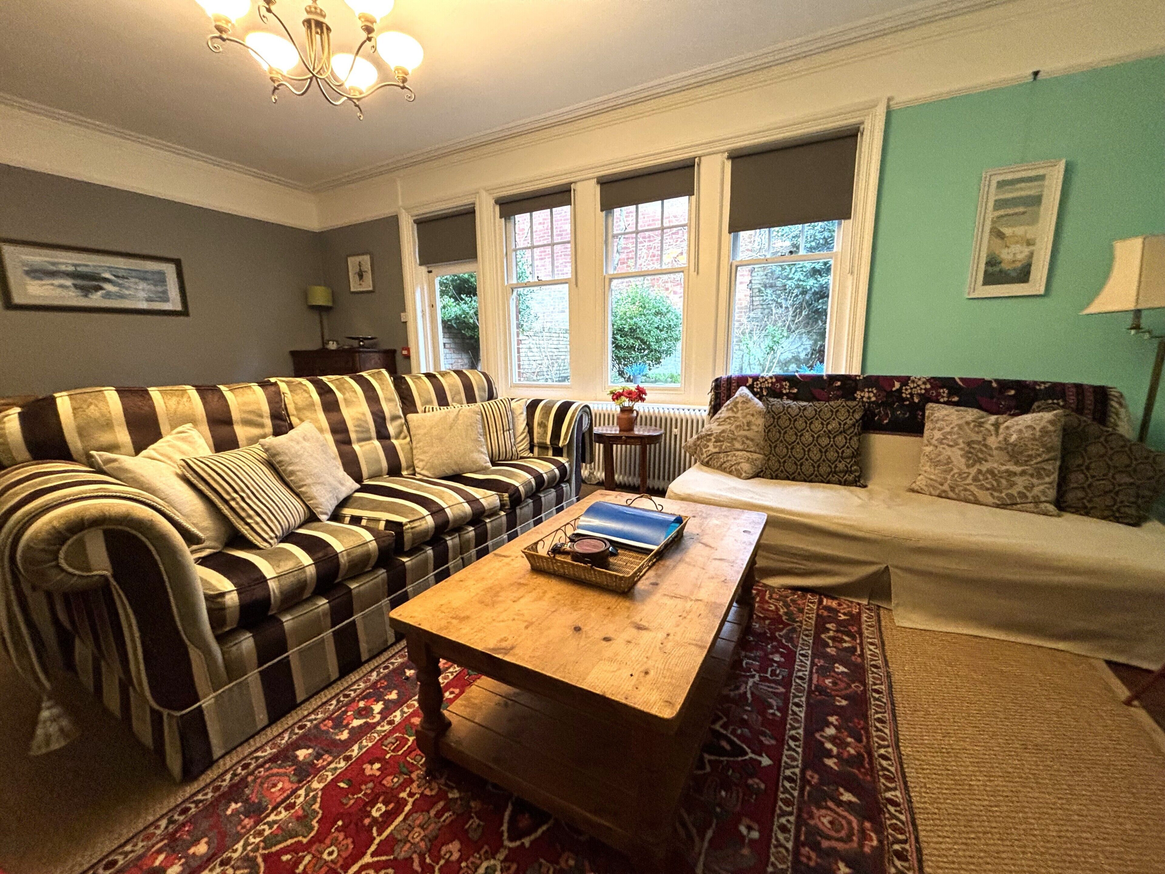 Smart-TV, peis, DVD-spiller og bøker