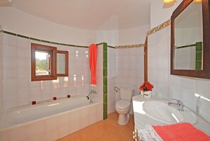 Baignoire, sèche-cheveux, serviettes fournies