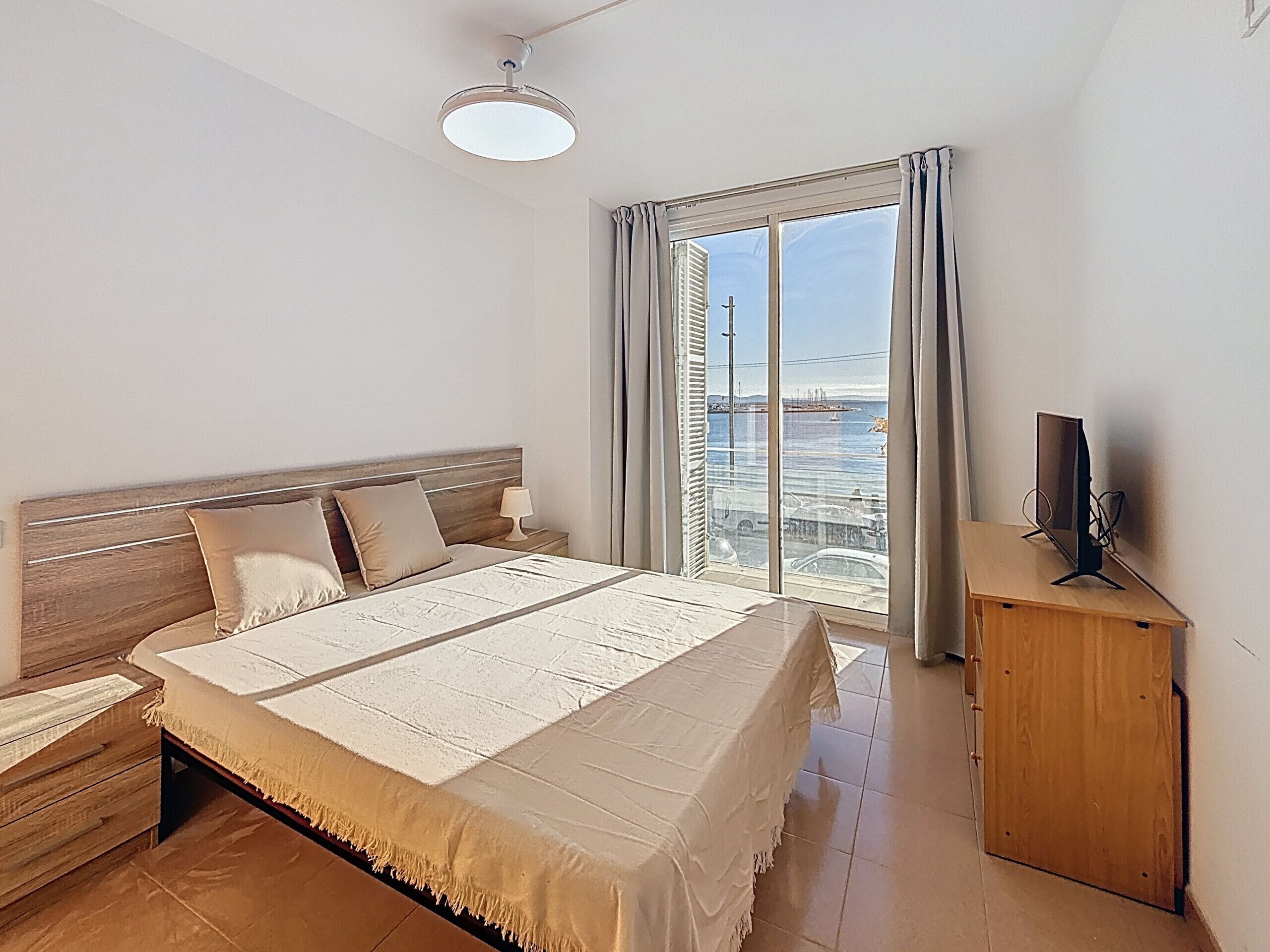2 bedrooms, iron/ironing board, free WiFi