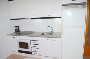 Fridge, microwave, oven, coffee/tea maker