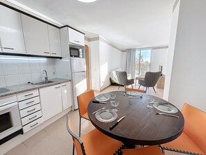 Refrigerador, microondas, horno, cafetera/tetera