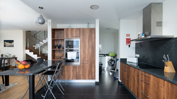 Réfrigérateur, four à micro-ondes, un four, surface de cuisson