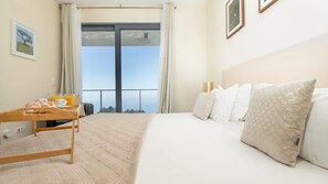 4 chambres, fer et planche à repasser, lit de bébé portatif