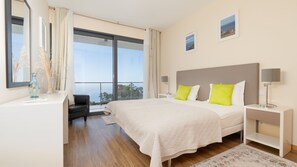 4 chambres, fer et planche à repasser, lit de bébé portatif