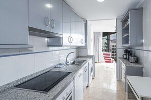 Kjøleskap, mikrobølgeovn, ovn og kaffetrakter/tekoker