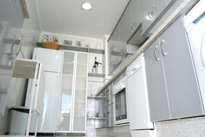 Een koelkast, een microgolfoven, een oven