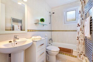 Badewanne, Haartrockner, Handtücher, Toilettenpapier