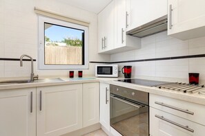 Een koelkast, een microgolfoven, een oven, een kookplaat