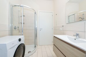 Dusche, Haartrockner, Handtücher, Shampoo