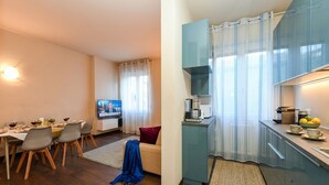 A modern apartment with a dining area, kitchen, and living space. - Desenzanoloft A Casa di Sara  (Desenzano del Garda)