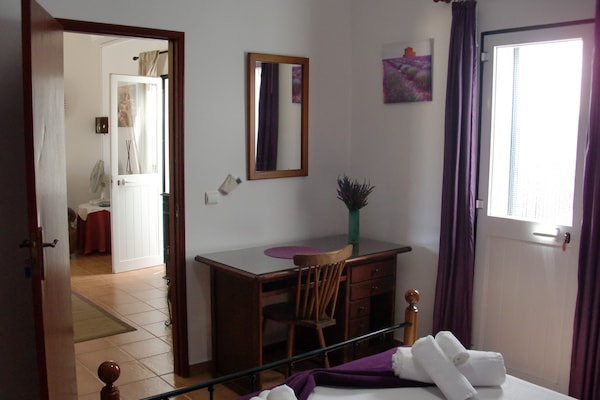 Quarto 2 com acesso ao pátio e ao terraço