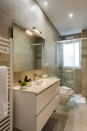 Bathtub, hair dryer, towels