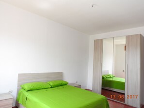 2 bedrooms, iron/ironing board, bed sheets